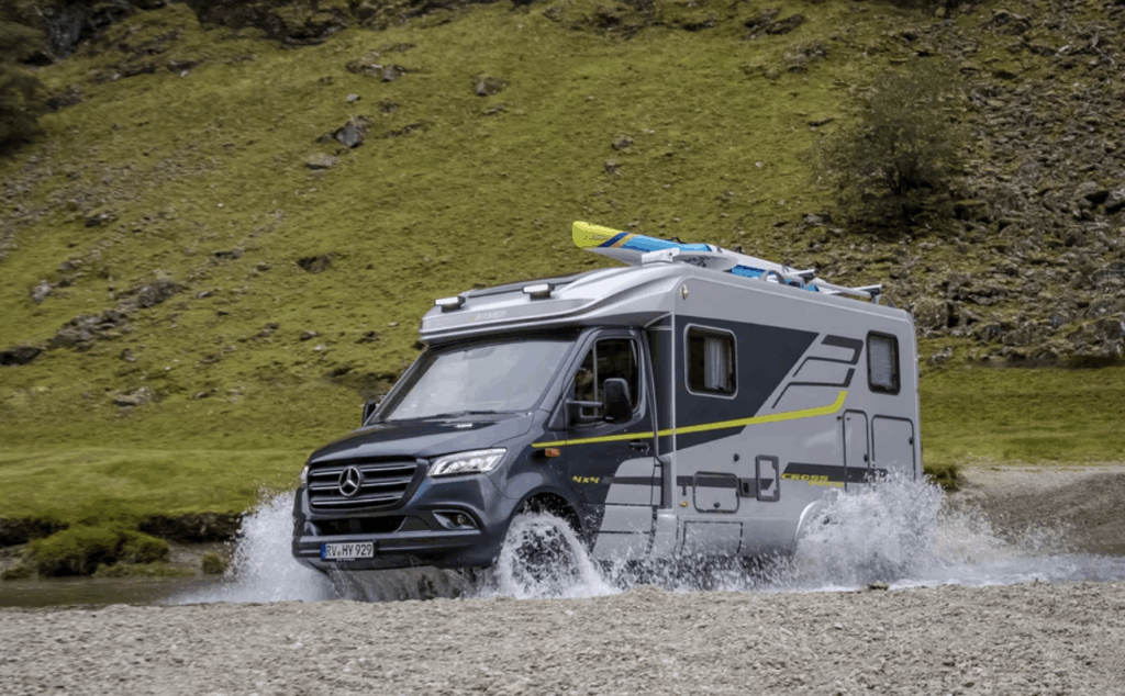 camping car 4x4 franchissant l'eau