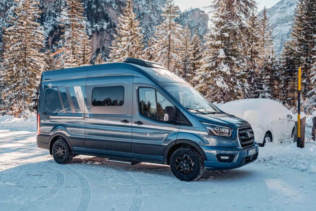 camping car dans la neige