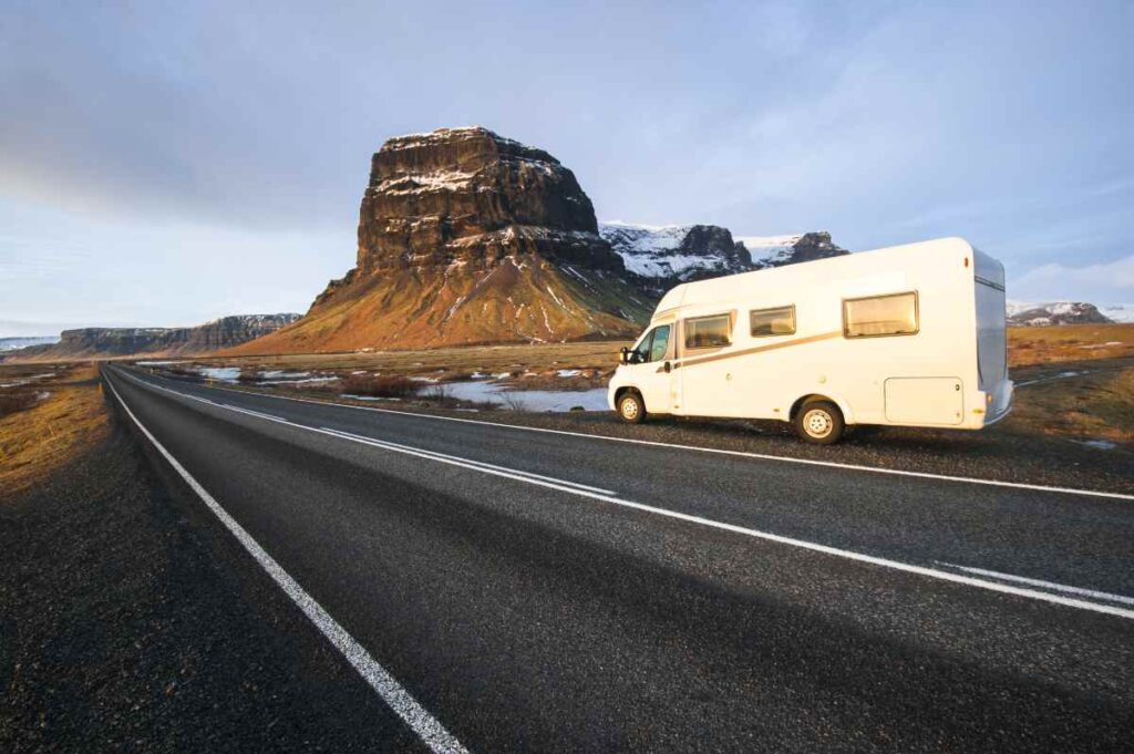camping car circulant en Islande