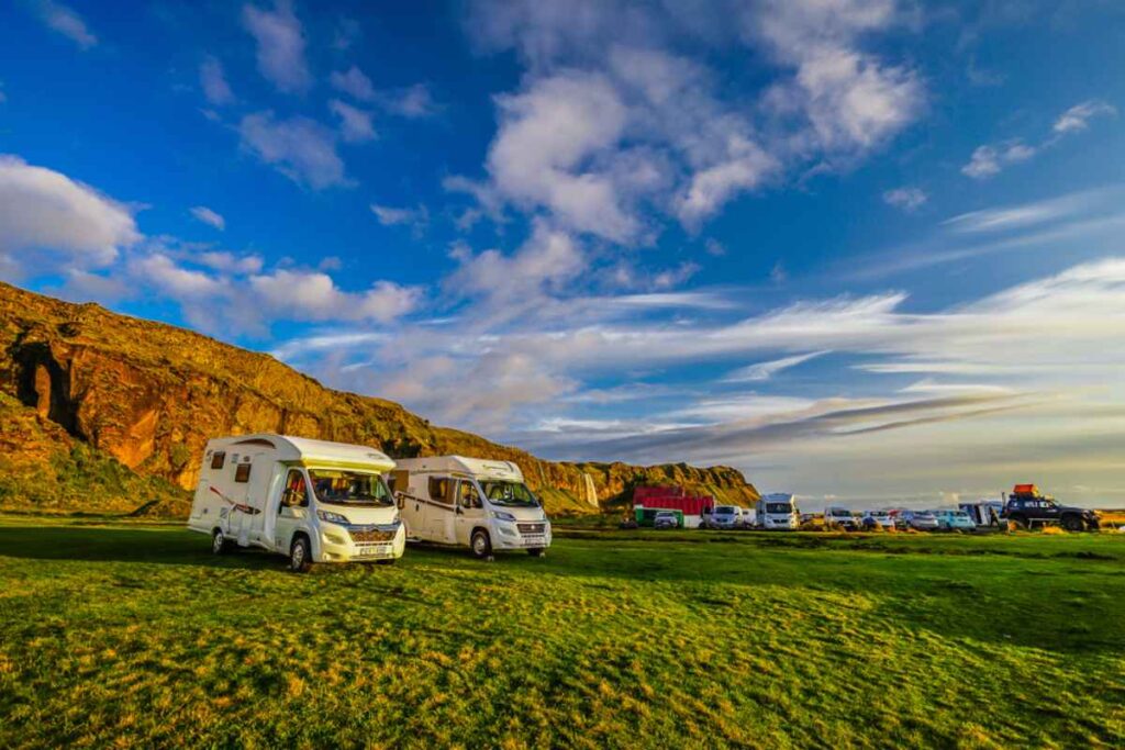 camping car stationé en Islande
