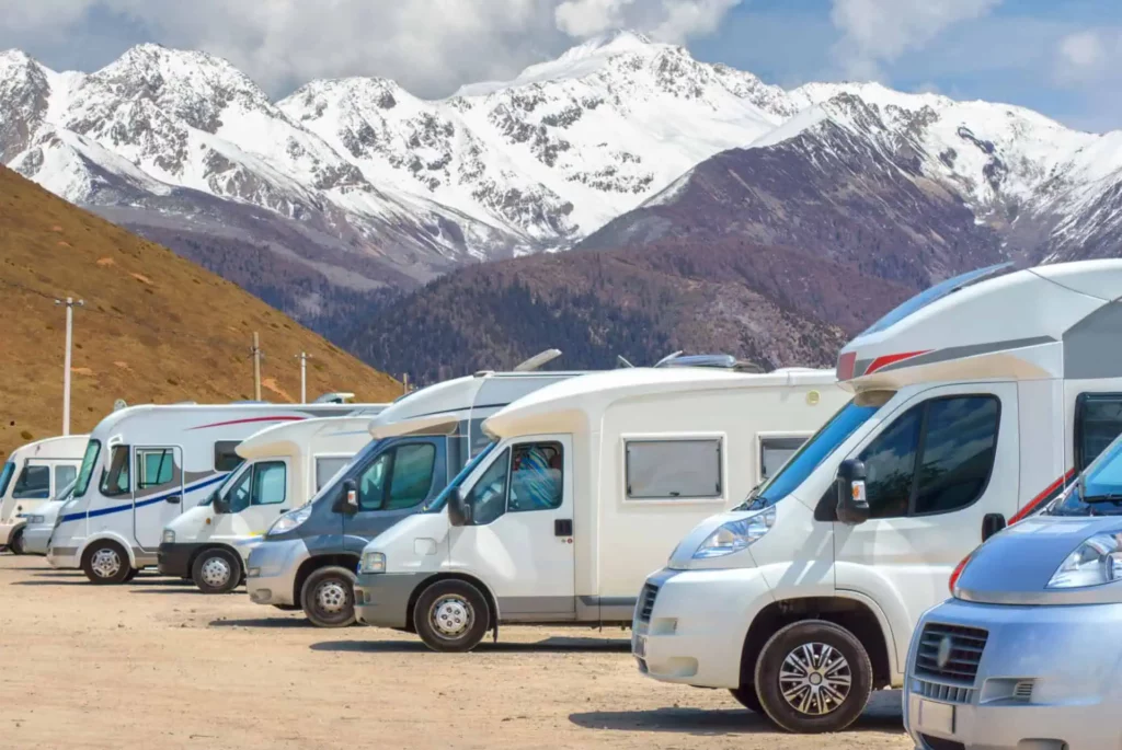 camping car et montagne en islande