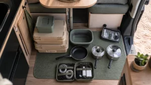 Astuce rangement pour camping car : boîtes empilables et accessoires sur tapis antidérapant