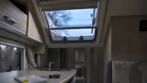 Lanterneau pour camping car 40x40 : dôme et store ouverts sur toit