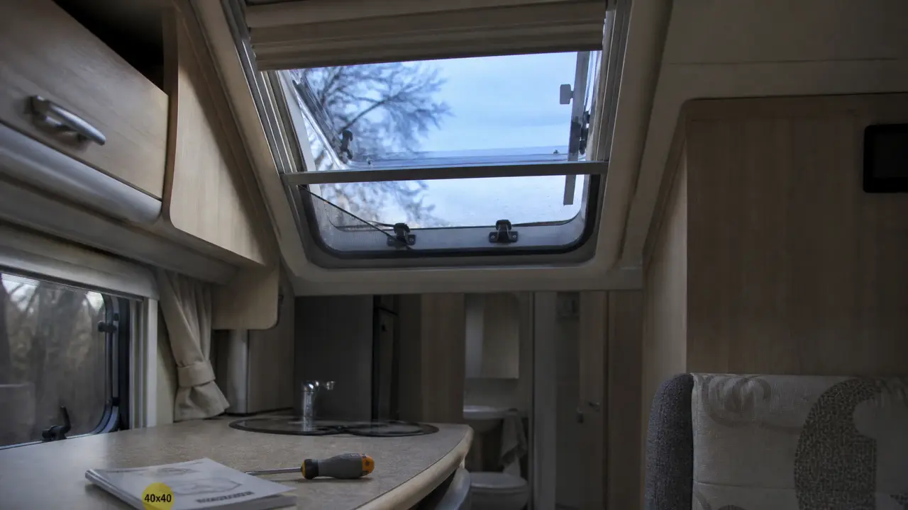Lanterneau pour camping car 40x40 : dôme et store ouverts sur toit